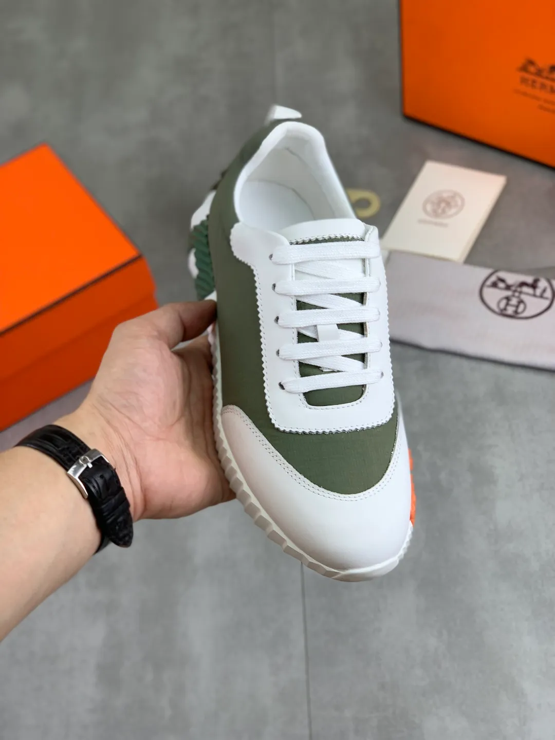 Men's men's shoes 💰P580 New model Top version Original order Hermes Men's Drift Sneaker Summer new casual sports shoes Original purchase, development, production H family men's classic series, technical breathable fabrics with cowhide, casual sports shoes, casual shoes, sports dad shoes combine high-tech breathable materials and cowhide, H family exclusive button decoration on the side. The outsole is full of H italic design and bright colors to show vitality and continue the brand design inspiration. Stroll around the city lightly and feel free and comfortable. Delivered in exquisite packaging 🛍📦 ▪️Fabric: original customized breathable material + first-layer cowhide ▪️Inner: cowhide feet ▪️Outsole: molded and evacuated PU+TPU material ▪️Size: 35-45 Multiple colors available Premium packaging